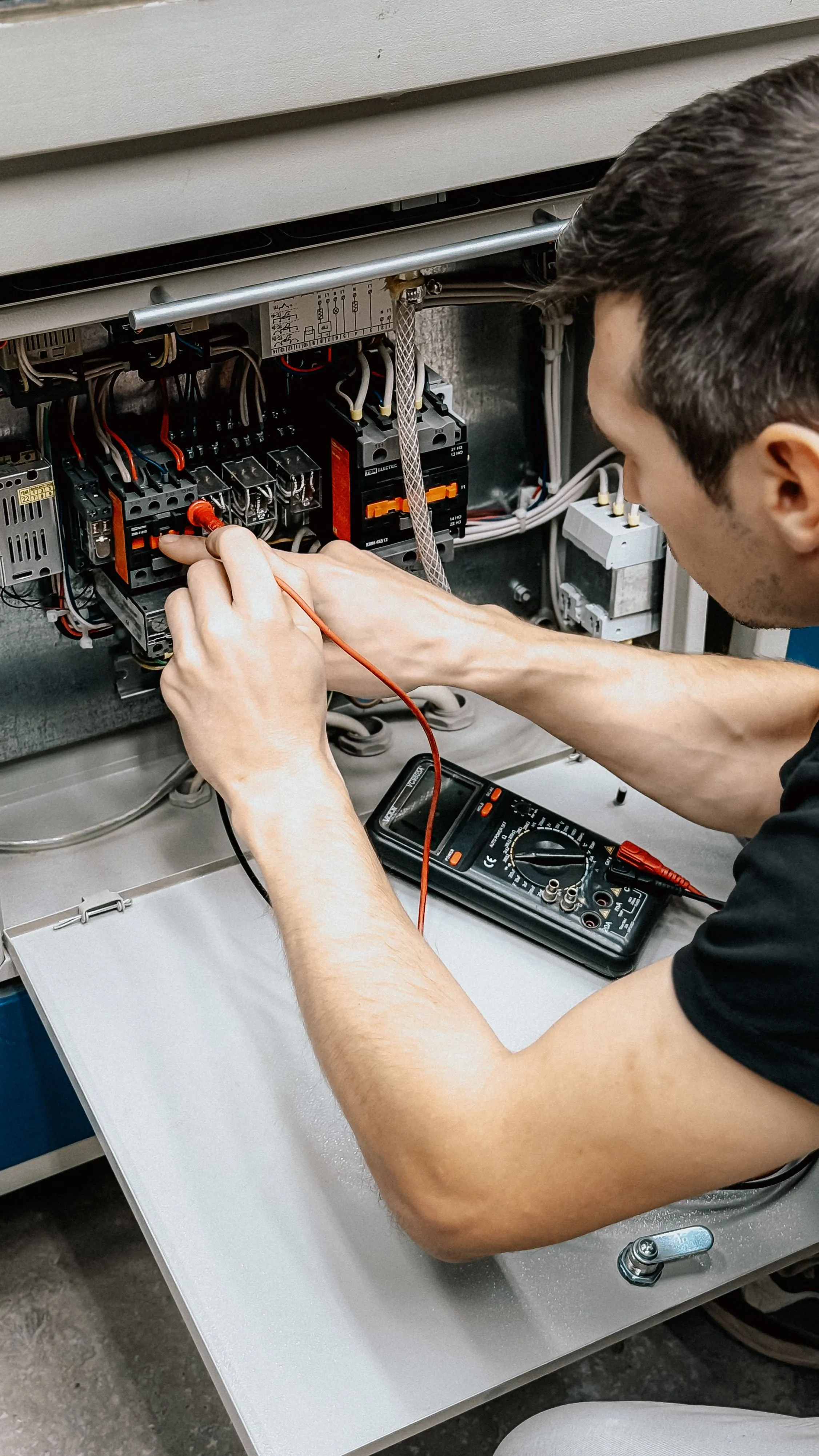 Técnico electricista de J & M en Bogotá